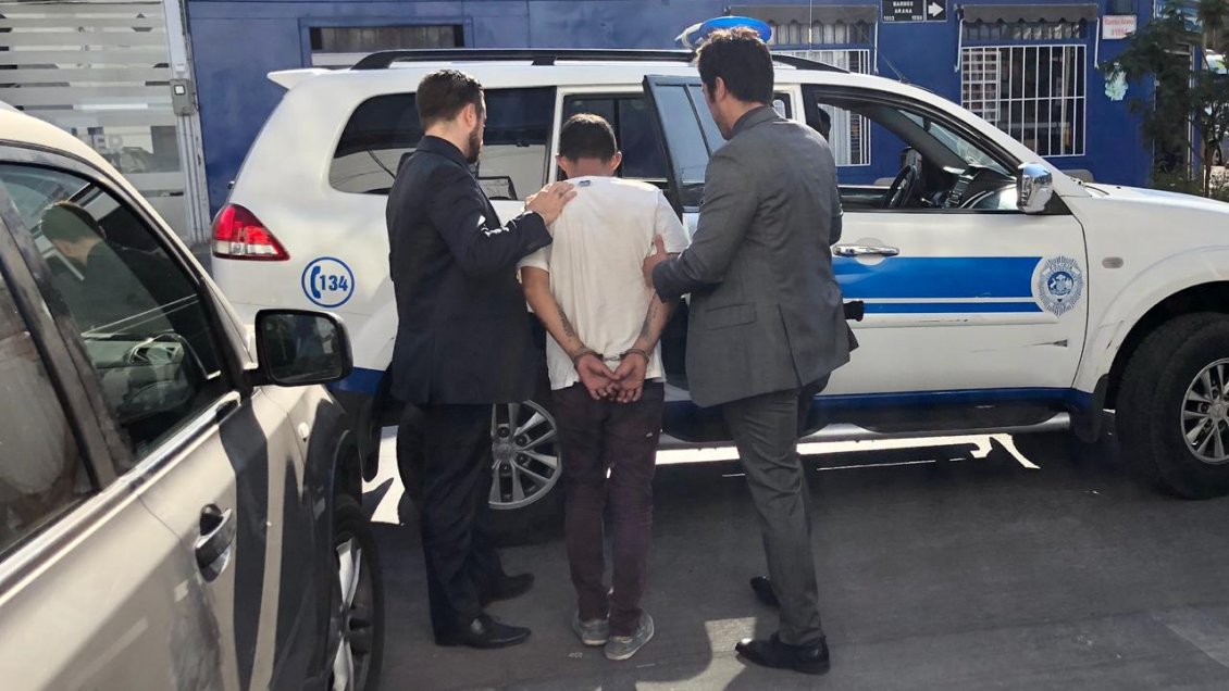 Detienen a sujeto tras identificar sus huellas dactilares en robo