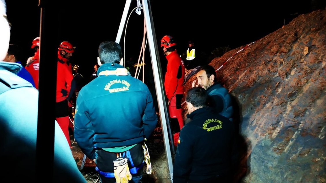 Un centenar de personas trata de rescatar a niño de dos años que cayó a un pozo