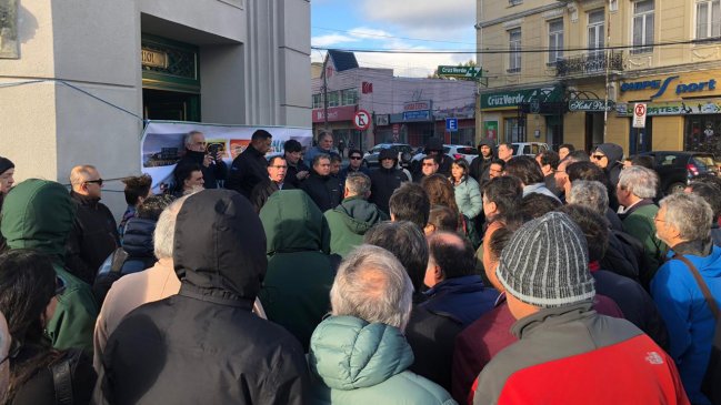 Funcionarios protestaron por masivos despidos en ENAP Magallanes