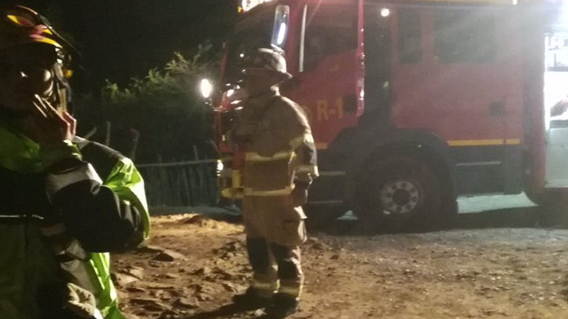 Equipos de emergencia buscan a dos jóvenes extraviados en cerro de Santa Cruz