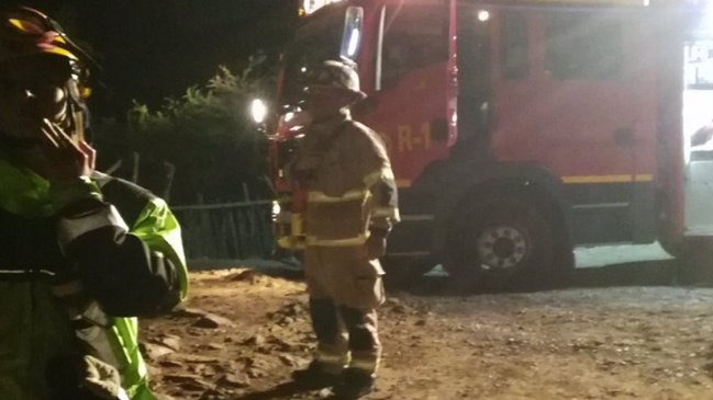 Equipos de emergencia buscan a dos jóvenes extraviados en cerro de Santa Cruz