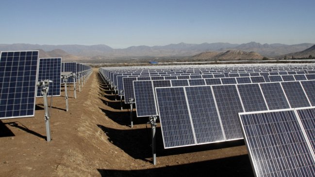 Ex ministro destacó importancia de energías renovables para enfrentar el cambio climático