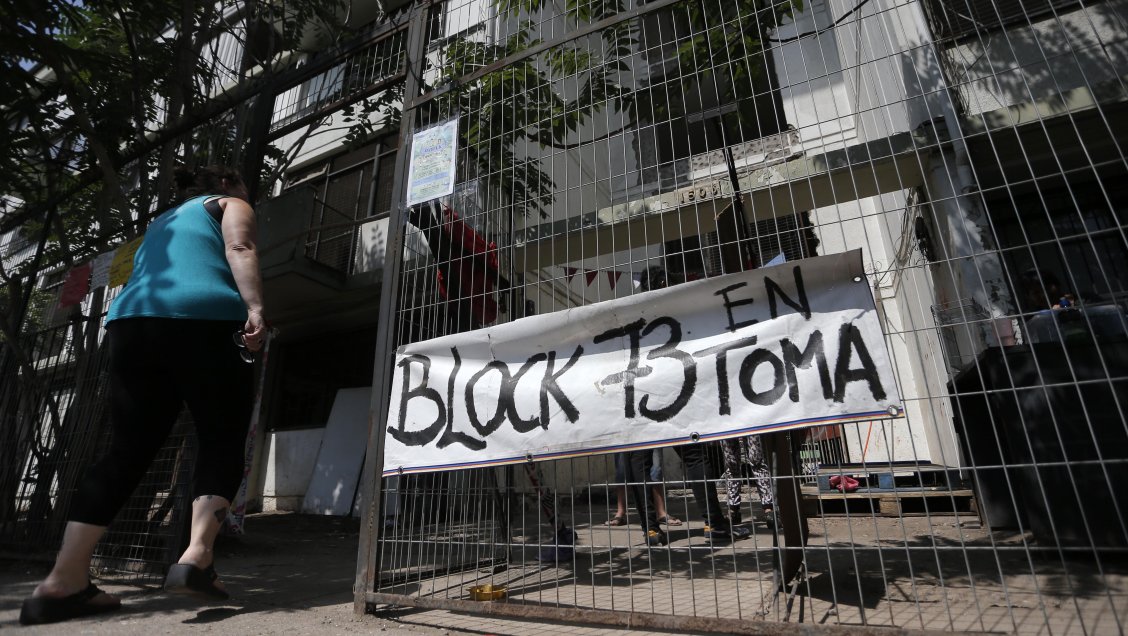 Parlamentarios visitaron toma de Villa Olímpica y esperan reunión del Minvu por una solución