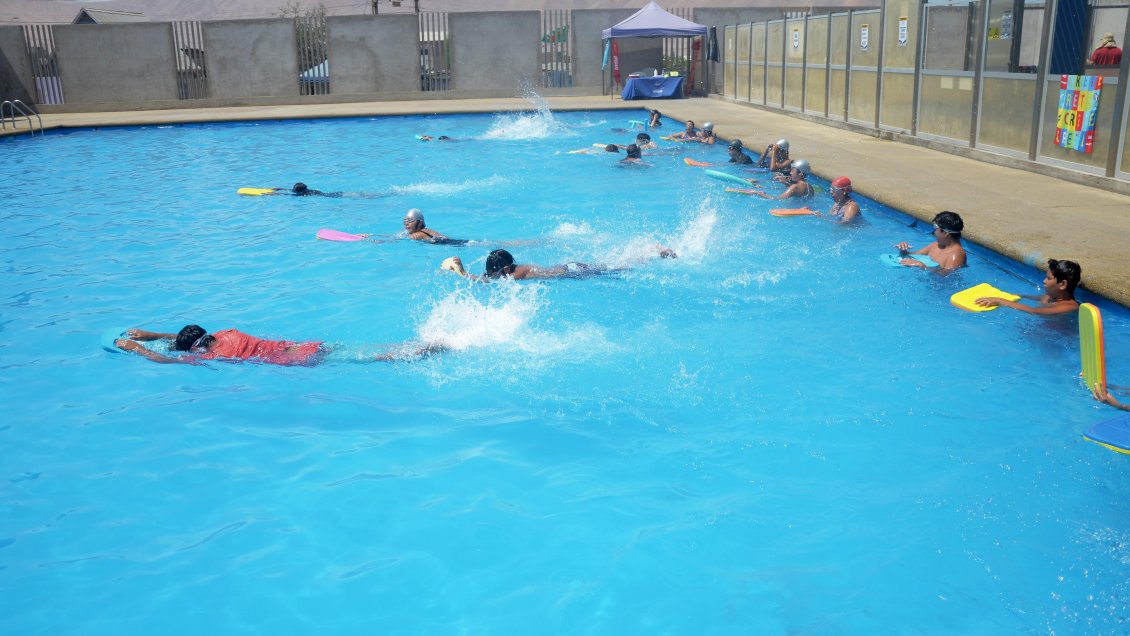 Alto Hospicio ofrece talleres gratuitos de natación este verano