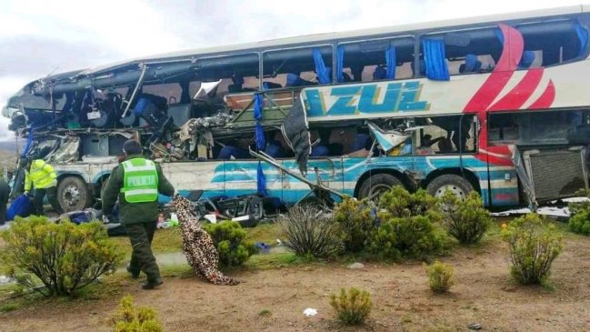 Al menos 22 muertos y 37 heridos en choque frontal de autobuses en Bolivia