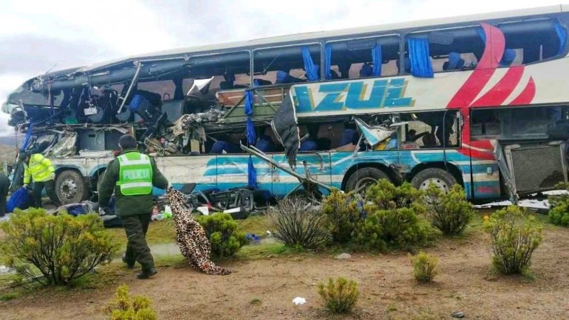 Al menos 22 muertos y 37 heridos en choque frontal de autobuses en Bolivia