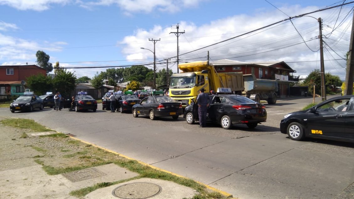 Colectiveros de Valdivia se movilizan y denuncian mal estado de las calles