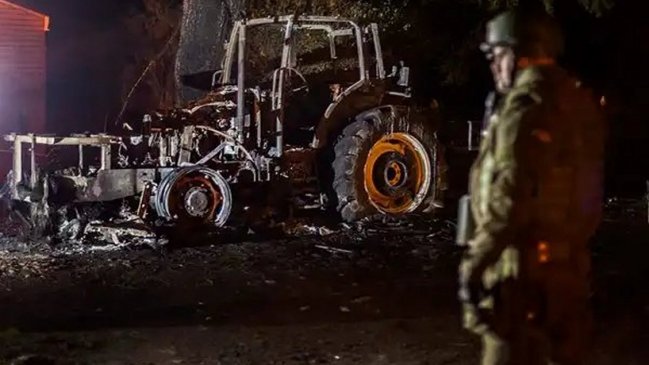 Nuevo ataque incendiario en Arauco: Camión fue quemado por encapuchados en Contulmo