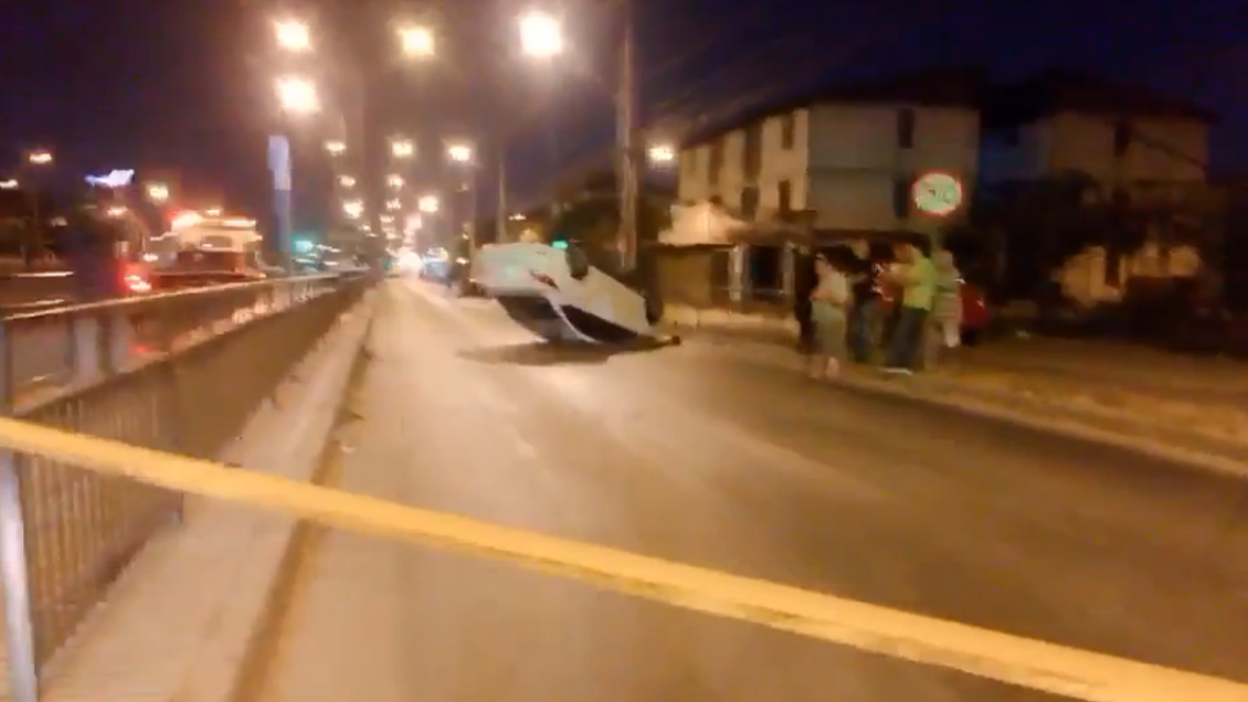 Persecución policial terminó con auto volcado en La Granja