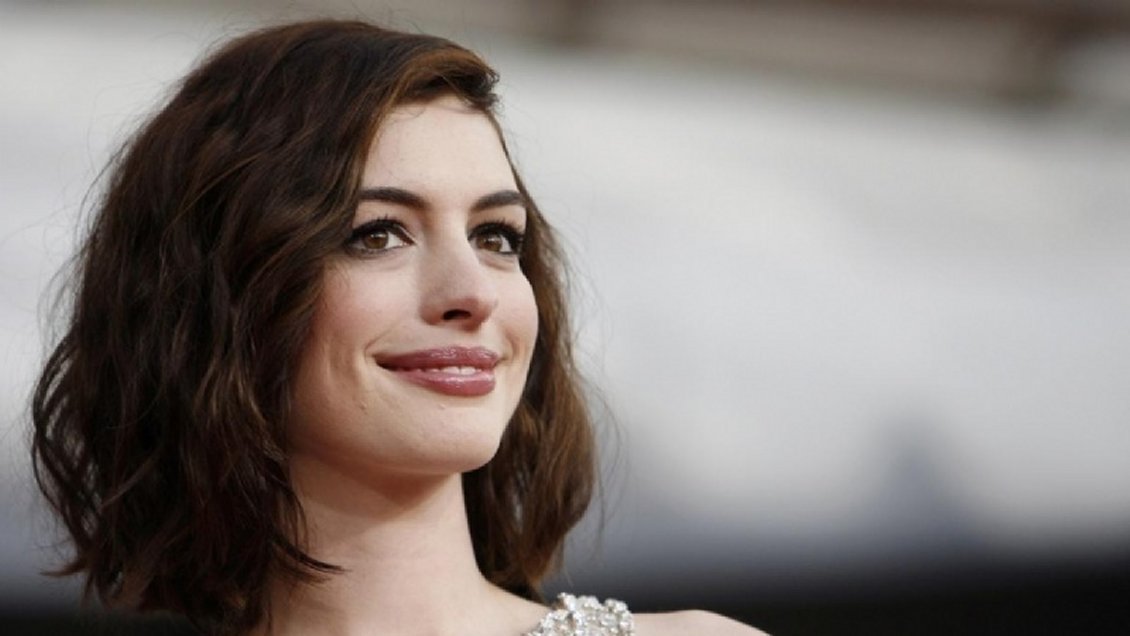 Anne Hathaway dejará de beber alcohol por 18 años