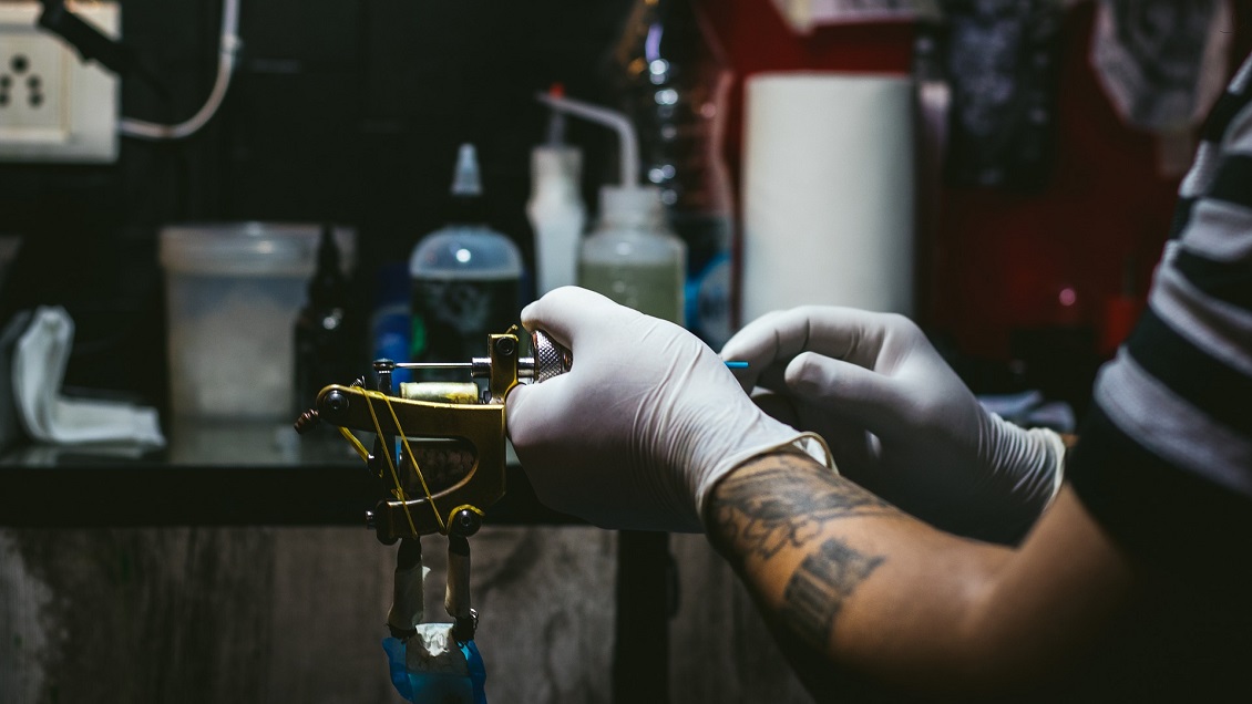 Condenan a hombre que obligaba a mujeres a prostituirse y las marcaba con tatuajes