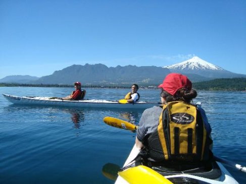 Bomberos rescató con vida a kayakista desaparecido en el Lago Villarrica