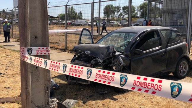 Conductor murió al impactar su auto contra un poste
