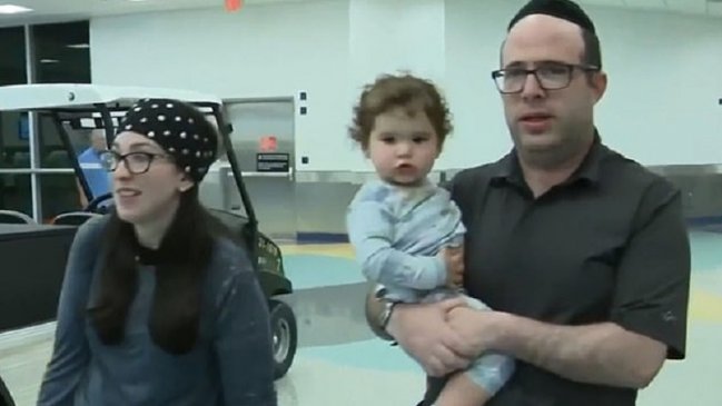 Familia fue expulsada de un avión por sus malos olores