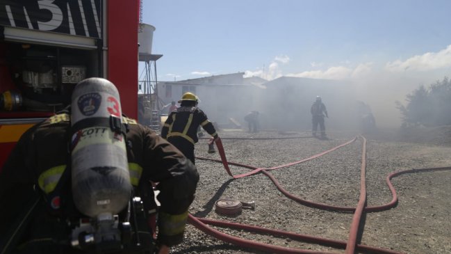 Punta Arenas: Incendio consumió dos galpones en Loteo Vrsalovic