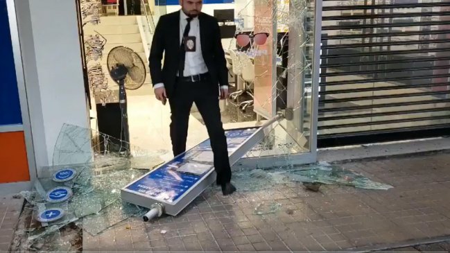 Delincuentes robaron lentes desde la óptica de mall en Providencia