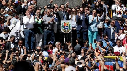   La primera aparición pública de Guaidó tras autoproclamarse presidente encargado 
