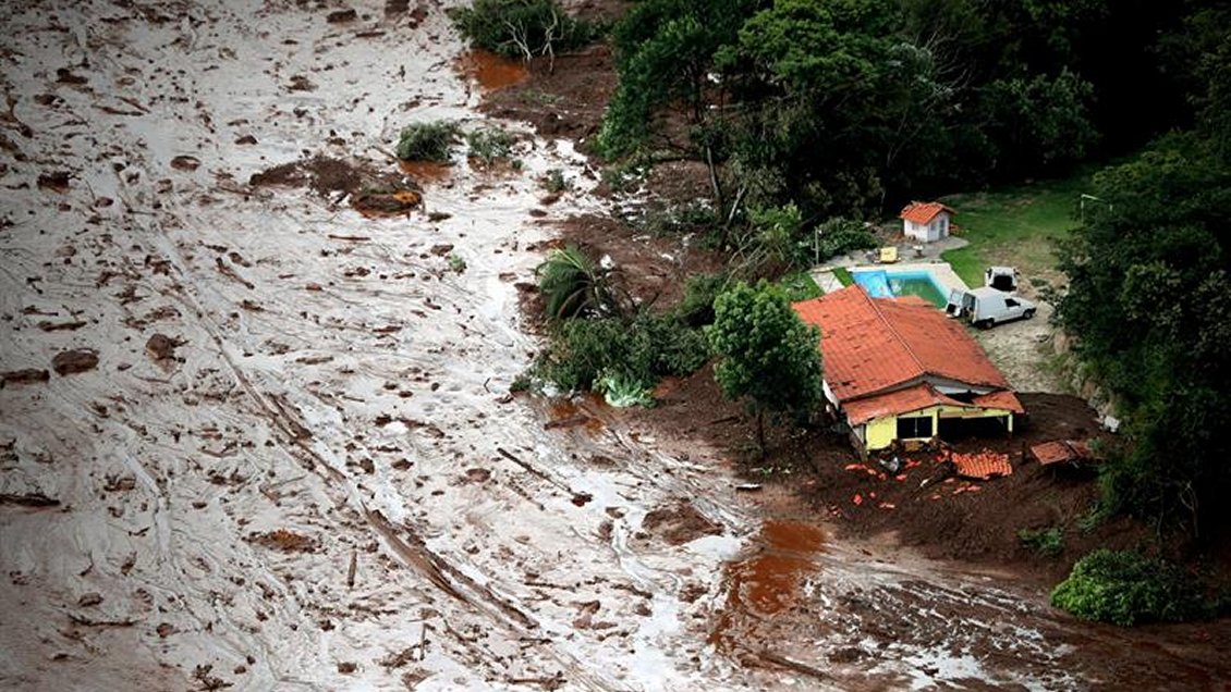 Elevan a 58 el número de muertos tras la rotura de una represa en Brasil