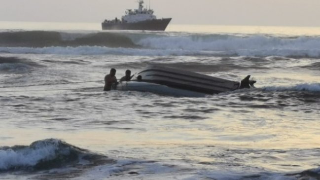 Lancha de la Armada volcó en playa Las Machas de Arica