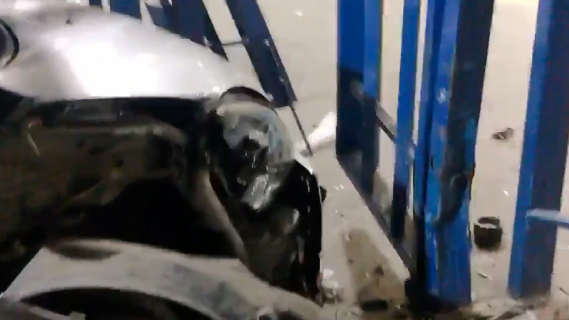 Cabo del Ejército chocó ebrio contra la entrada de la cárcel Santiago 1