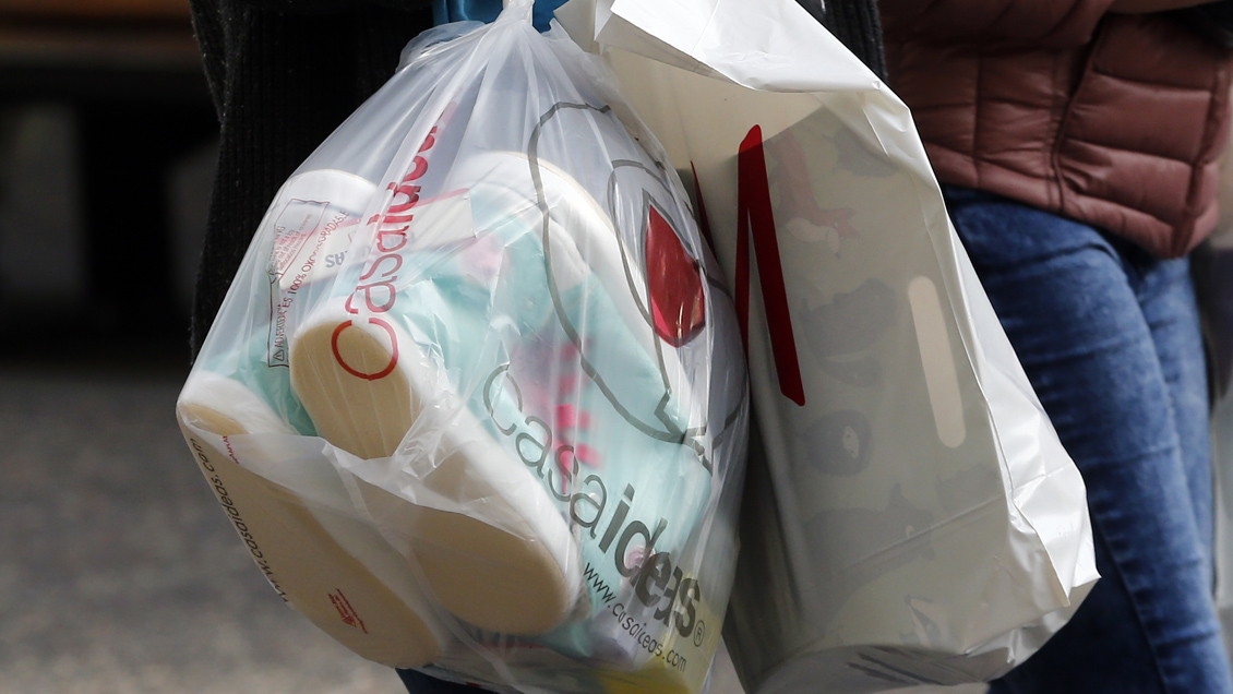 Las bolsas plásticas viven su última semana en el gran comercio