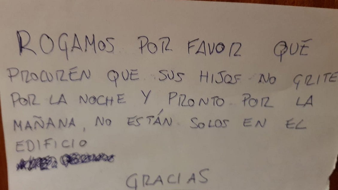 La aplaudida respuesta de un padre a vecino que se quejó por los llantos de su bebé