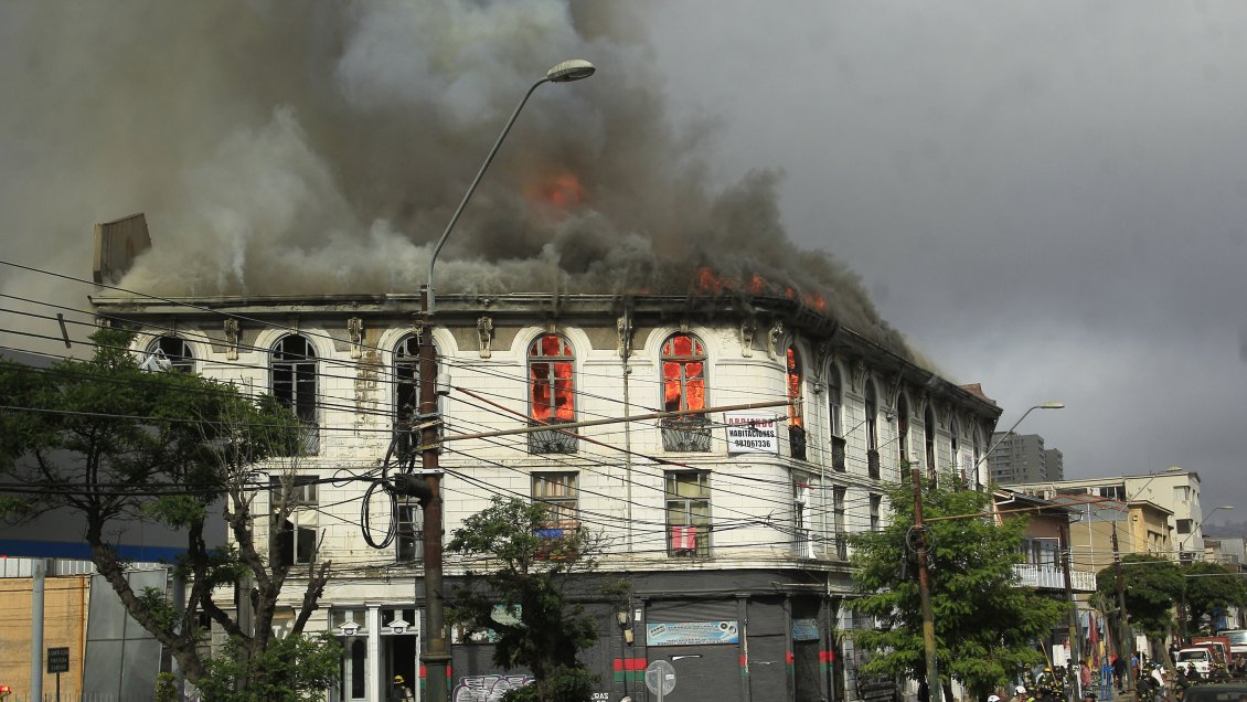 Indagan precarias condiciones de haitianos damnificados tras incendio en Valparaíso
