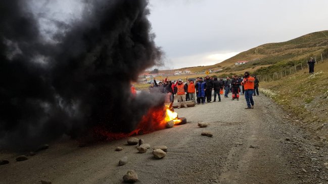 Trabajadores de Mina Invierno cortaron el camino a Isla Riesco