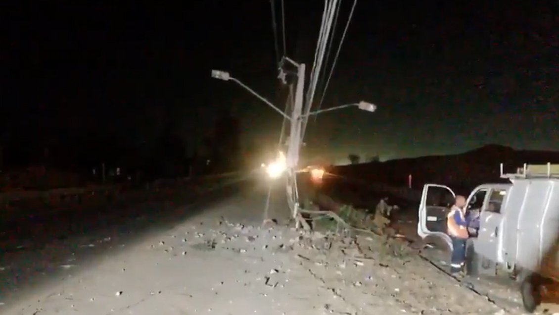 Dos lesionados y un poste caído dejó colisión a gran velocidad en Quilicura