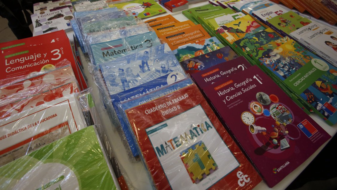 Los textos escolares de colegios particulares chilenos son de los más caros del mundo