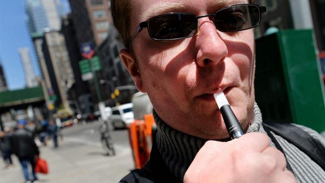 Investigación vincula a cigarros electrónicos con más riesgo de infarto