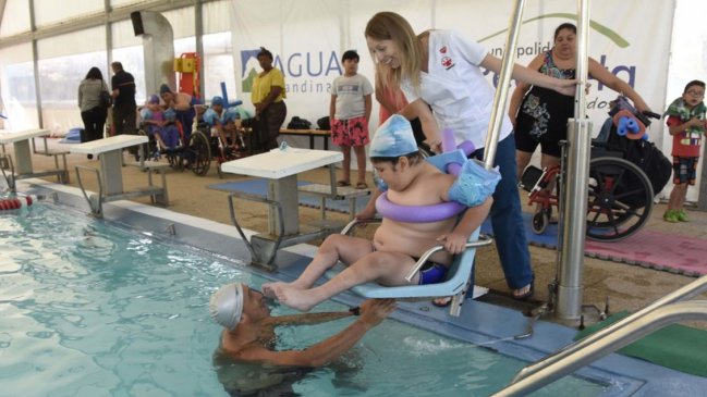Teletón alerta: Sólo 10 comunas de la RM cuentan con sillas hidráulicas en piscinas municipales