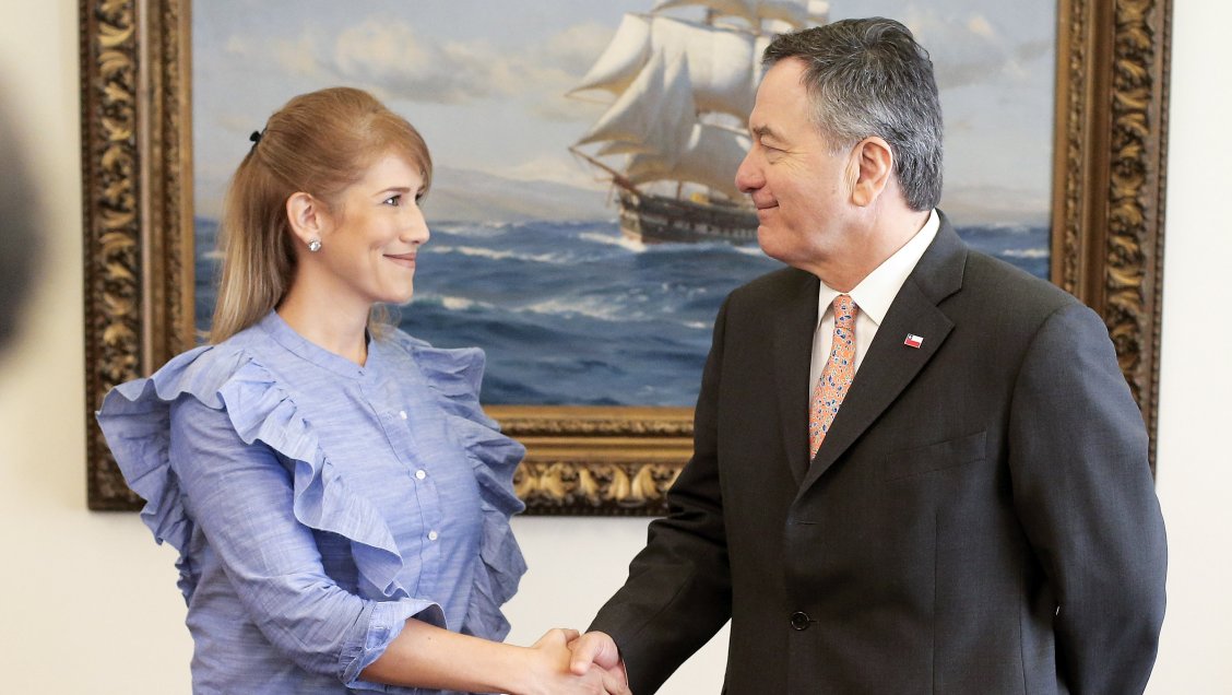 Ampuero se reúne con la embajadora de Guaidó en Chile