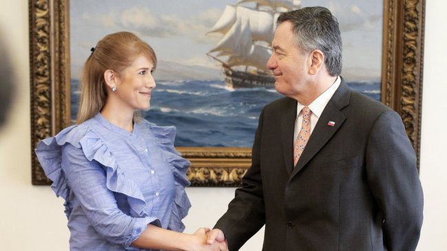 Ampuero se reúne con la embajadora de Guaidó en Chile