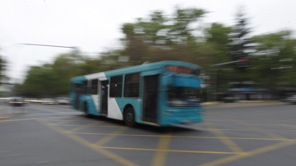 Bus del Transantiago fue apedreado en el barrio Brasil
