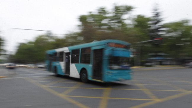 Bus del Transantiago fue apedreado en el barrio Brasil