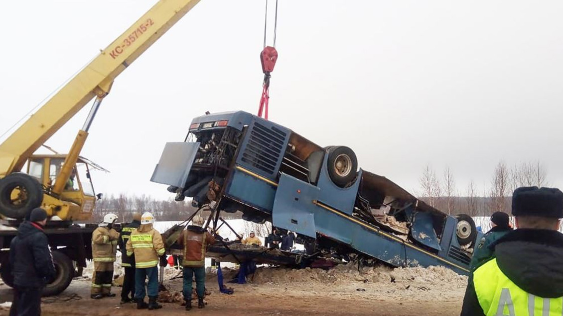 Rusia: Al menos cuatro muertos tras volcamiento de autobús con niños