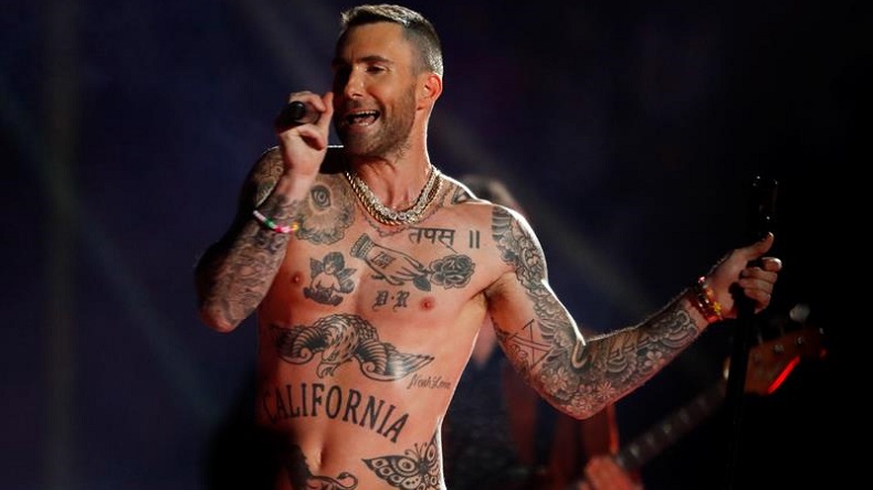 Controversia por pezones en Super Bowl: Critican torso desnudo de Adam Levine