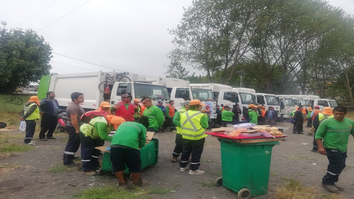 Recolectores de basura de Lota inician paro por mejoras laborales