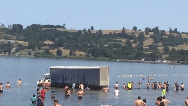 Frutillar: Camión cayó a las aguas del Lago Llanquihue