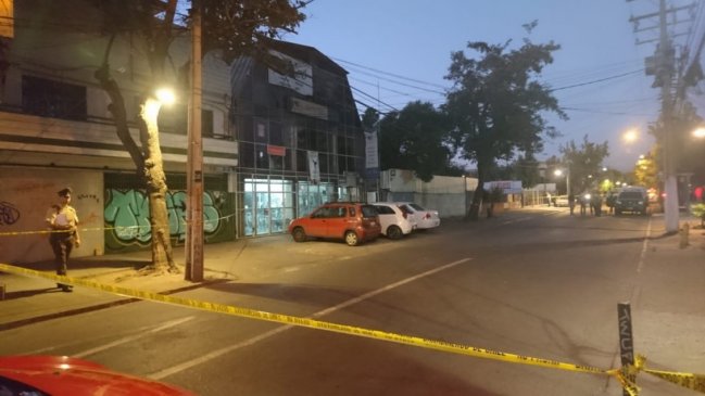 Carabinero de civil intentó frustrar a balazos un asalto a Caja Vecina en Peñalolén