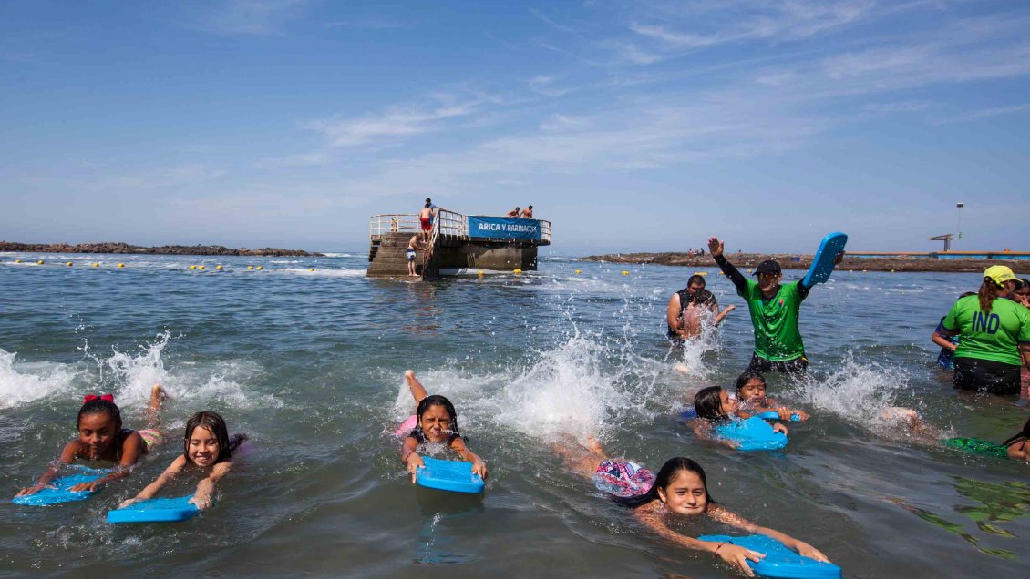 Talleres de seguridad en el agua llegan a playas El Laucho y La Lisera en Arica
