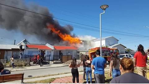 Puerto Natales: Incendió destruyó vivienda y dañó a otras tres