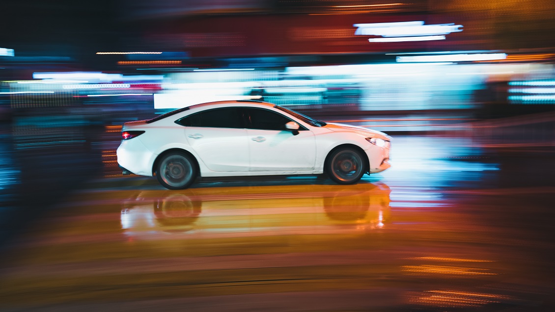 Sorprendió a su polola teniendo sexo con su amigo, la persiguió y la atropelló