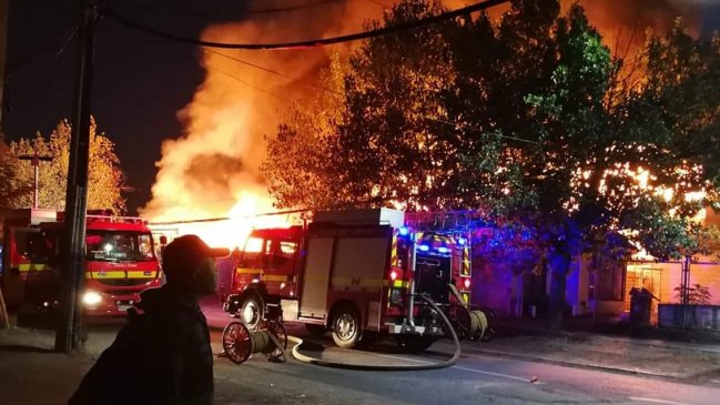 Incendio afecta a locales e inmuebles en la comuna de La Cisterna