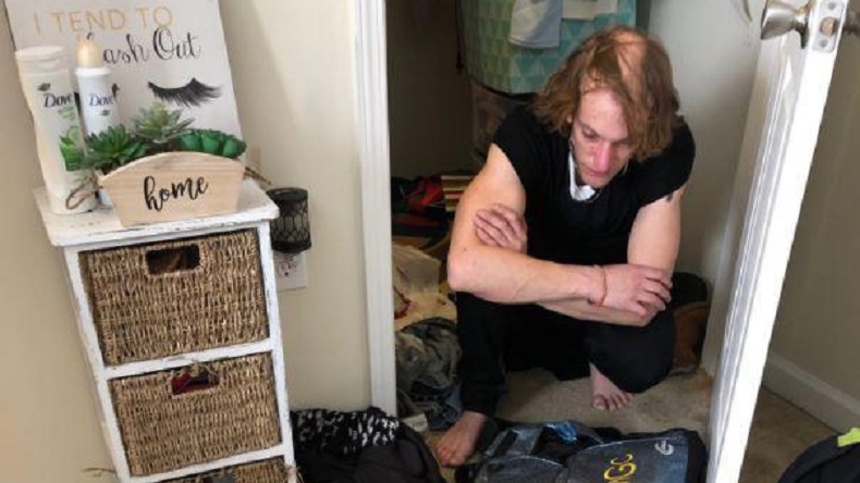 Mujer pensó que un fantasma vivía en su pieza y encontró un hombre en el closet