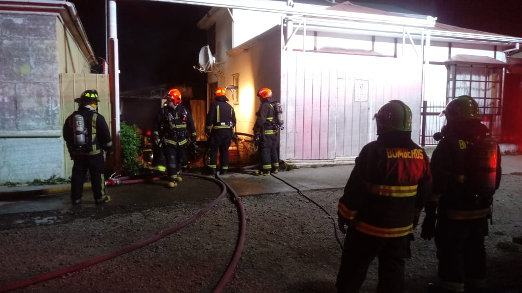 Incendio destruyó galpón en Punta Arenas: Alcalde lo atribuyó a una bengala
