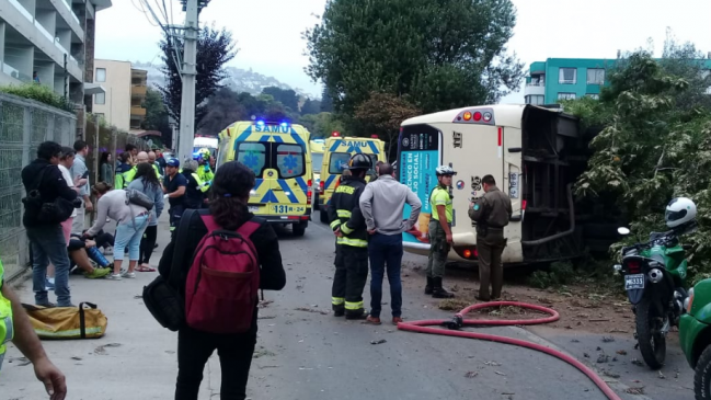 Investigan exceso de velocidad en volcamiento de microbús en Reñaca