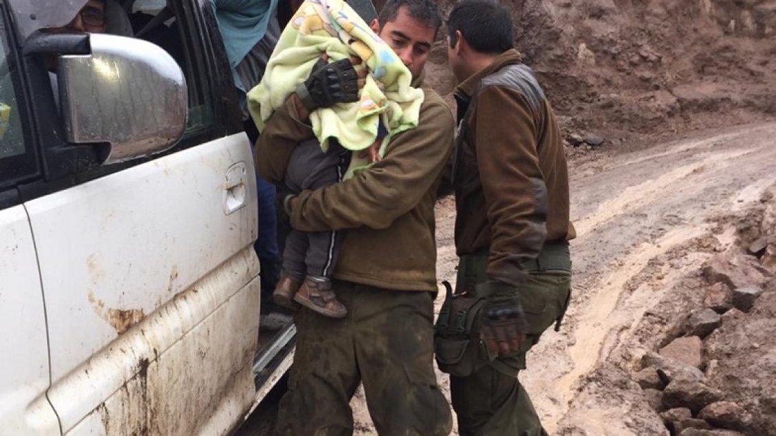 Rescatan a familia atrapada en Camiña por las lluvias altiplánicas