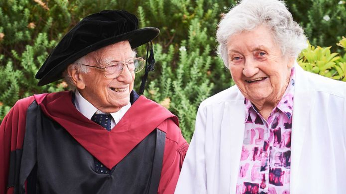 Un australiano de 94 años, el más anciano en lograr un doctorado en su país
